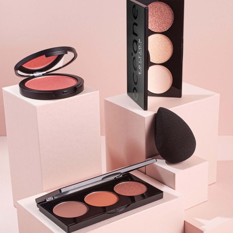 a imagem mostra uma paleta de contorno facial, uma paleta de iluminadores, um blush cntilante glossy blush e uma esponja de maquiagem flat drop edition