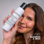 Modelo segurando e usando o Shampoo a Seco océane