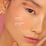 modelo-maquiada-Paleta-de-Sombras-4-Eyeshadow-Palette-Galaxy-Oceane-Edition