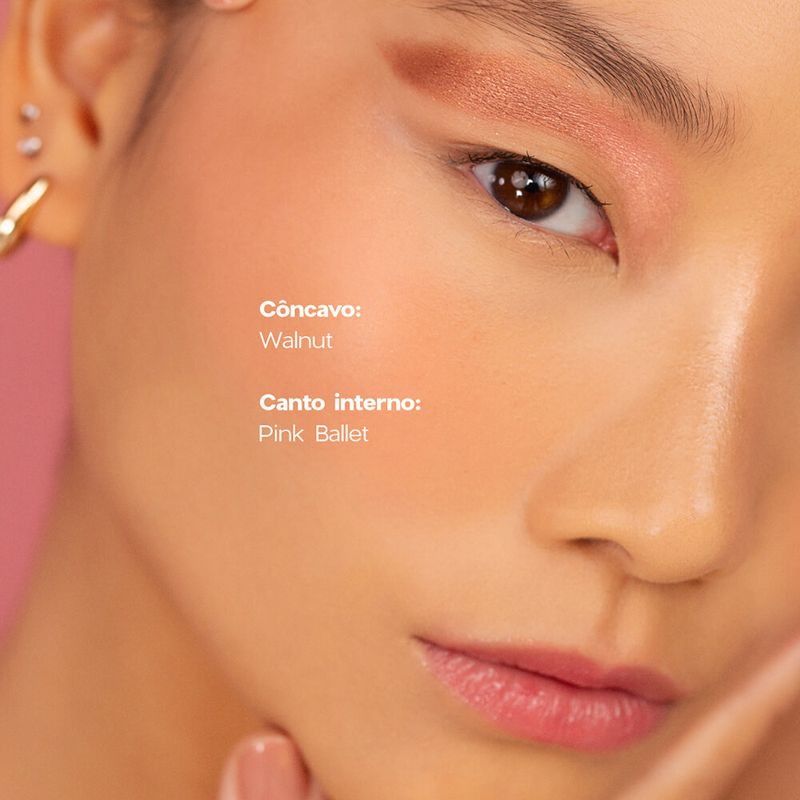 modelo-maquiada-Paleta-de-Sombras-4-Eyeshadow-Palette-Galaxy-Oceane-Edition