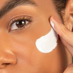 creme-cica-noturno-no-rosto-