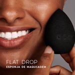 foto da modelo segurando a esponja flat drop