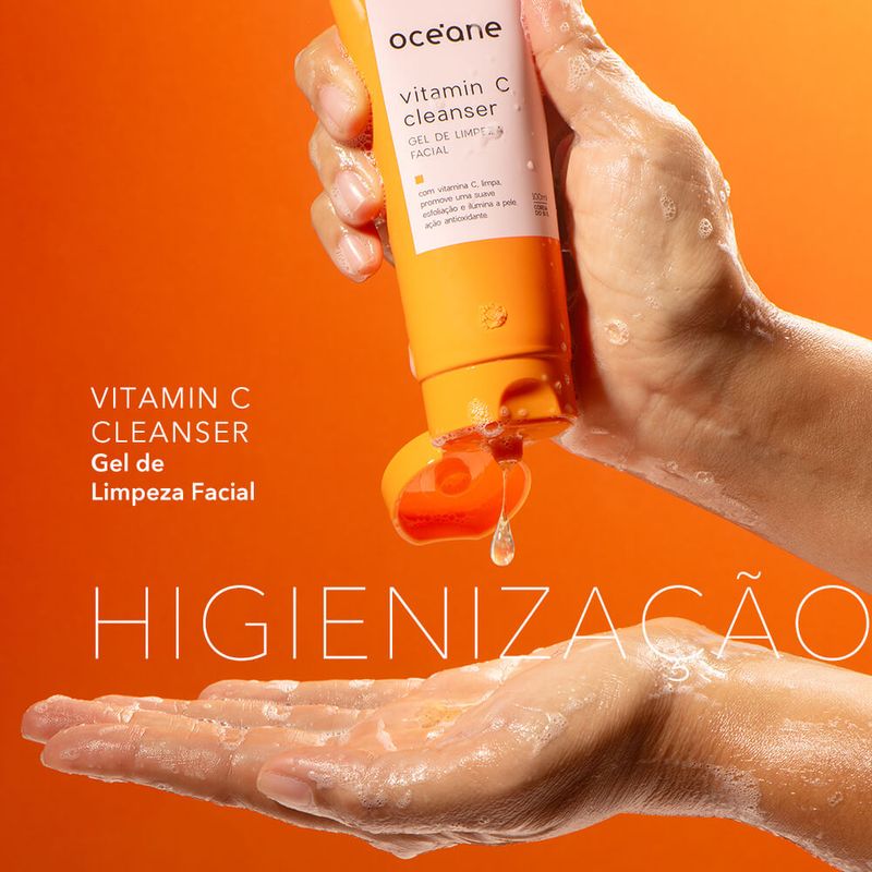 Modelo-segurando-o-Gel-de-Limpeza-Facial-com-Vitamina-C