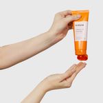 modelo-segurando-o-Gel-de-Limpeza-Facial-com-Vitamina-C-Oceane
