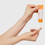 modelo-segurando-e-usando-o-Creme-Para-Area-Dos-Olhos-com-Vitamina-C-Oceane