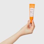 modelo-segurando-o-Creme-Para-Area-Dos-Olhos-com-Vitamina-C-Oceane