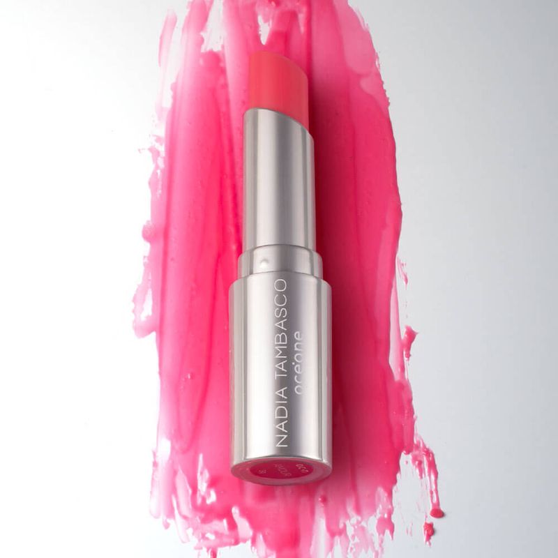 revitalizador labial rosa aberto deitado de frente