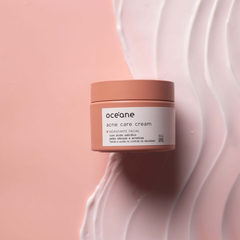 foto-ambientada-com-textura-ao-fundo-Hidratante-Facial-com-Acido-Salicilico-Acne-Care-Cream-