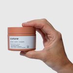 modelo-segurando-o-Hidratante-Facial-com-Acido-Salicilico-Acne-Care-Cream-