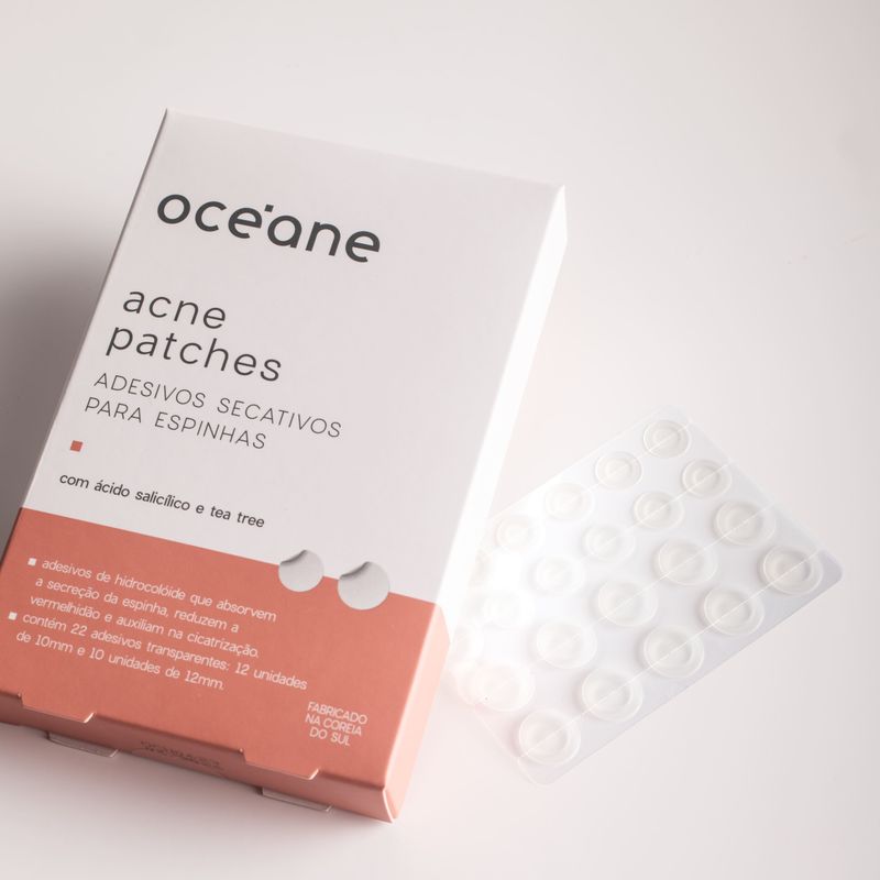 foto ambientada Adesivos Secativos Para Espinhas com Ácido Salicílico Acne Patches com adesivos ao lado direito