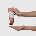 modelo-segurando-o-Gel-de-Limpeza-Facial-com-Acido-Salicilico-Acne-Care-Cleanser