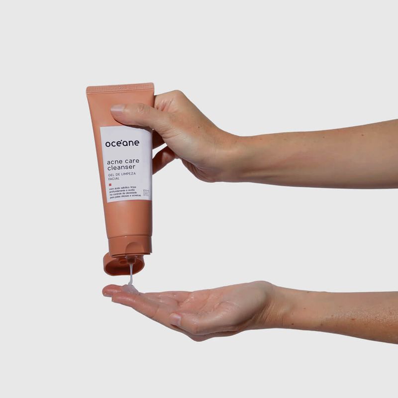 modelo-segurando-o-Gel-de-Limpeza-Facial-com-Acido-Salicilico-Acne-Care-Cleanser