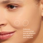 modelo usando os dois tamanhos do adesivo para acne