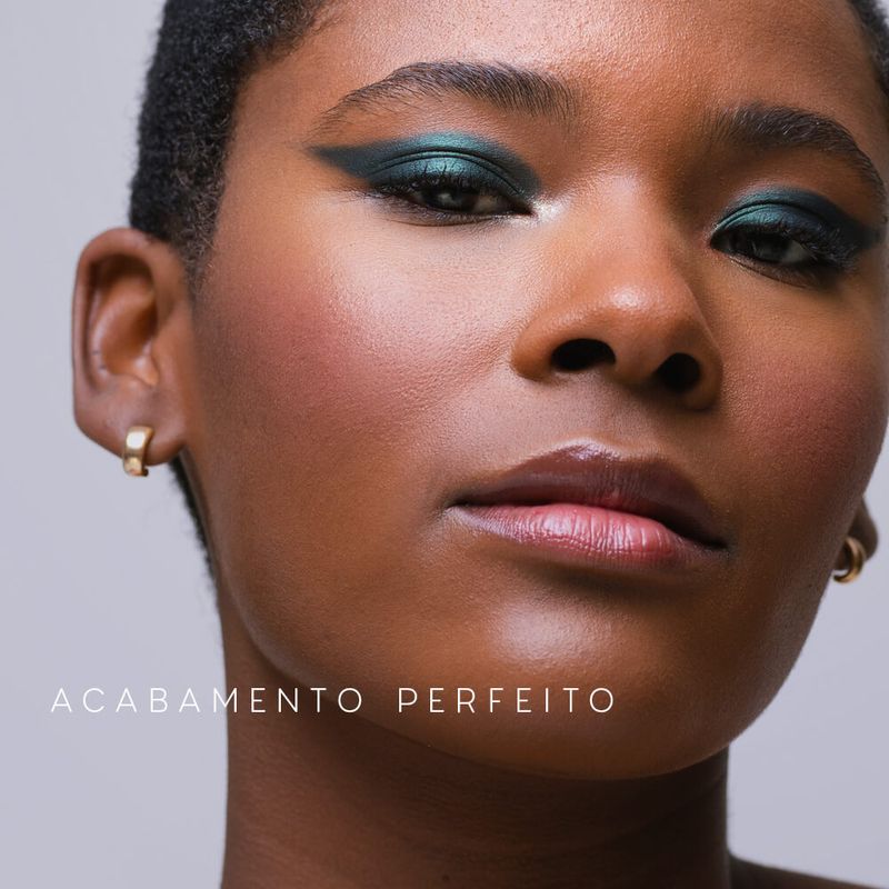 a imagem mostra uma modelo negra usando a sombra verde da Paleta de Sombras Nádia Tambasco by Océane To Go Trendy