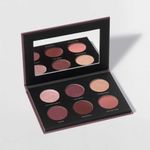 paleta de sombras nude aberta com espelho