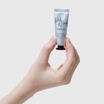 modelo-segurando-mini-creme-para-maos-Hand-Cream-Sweet-Cotton-10ml