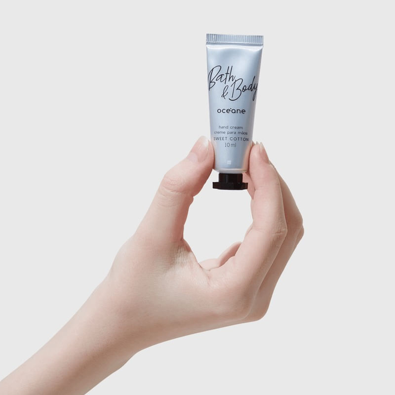 modelo-segurando-mini-creme-para-maos-Hand-Cream-Sweet-Cotton-10ml
