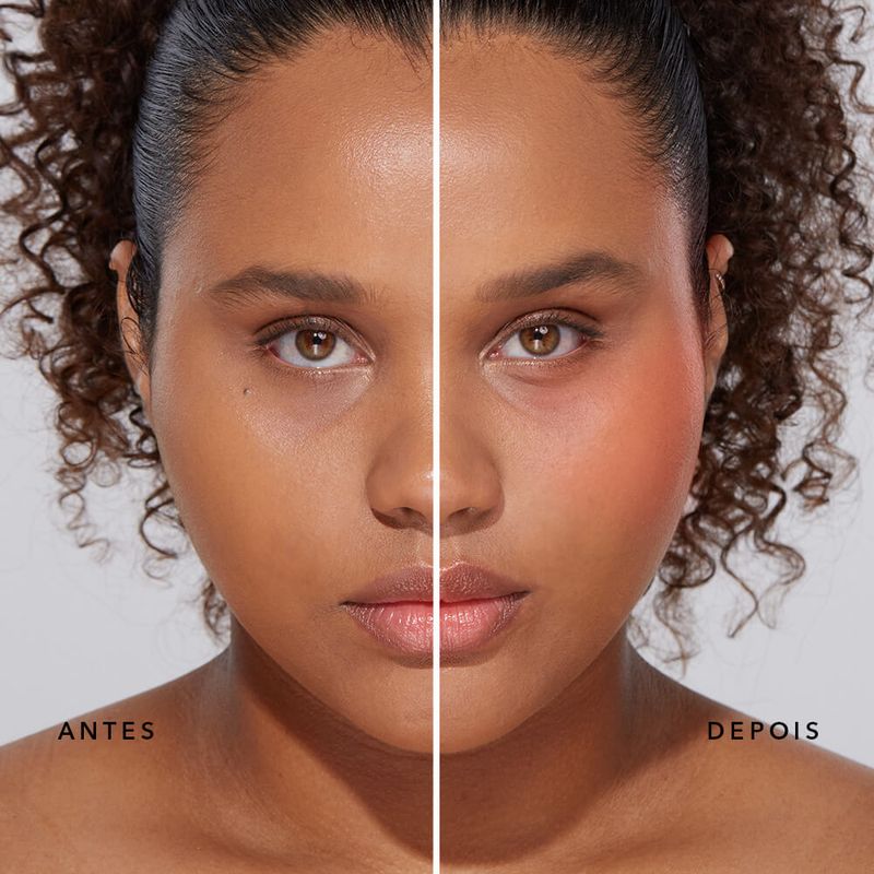 modelo-usando-o-Blush-em-Bastao-Coral-Oceane-Edition