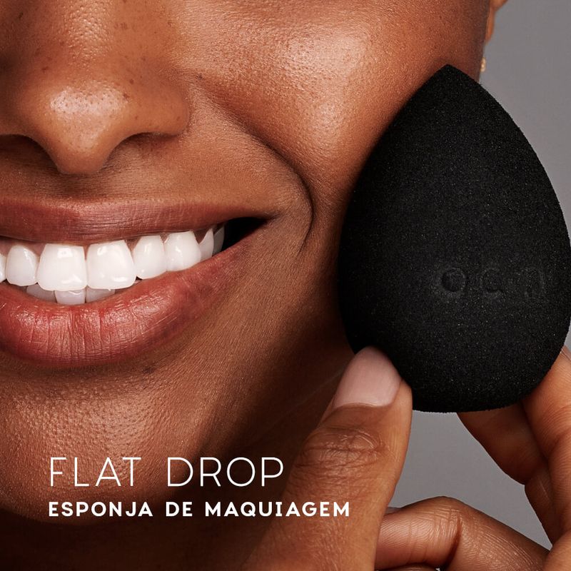 modelo segurando a Esponja de Maquiagem Flat Drop Océane Edition