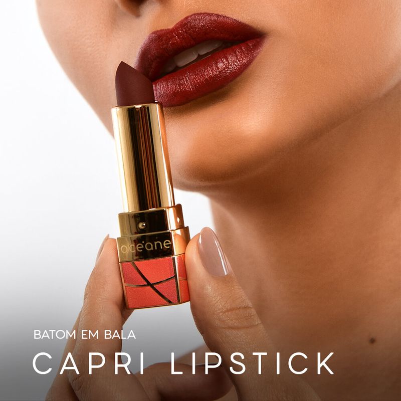 Modelo-usando-o-Batom-Vinho-Semi-Matte-Capri-Godness