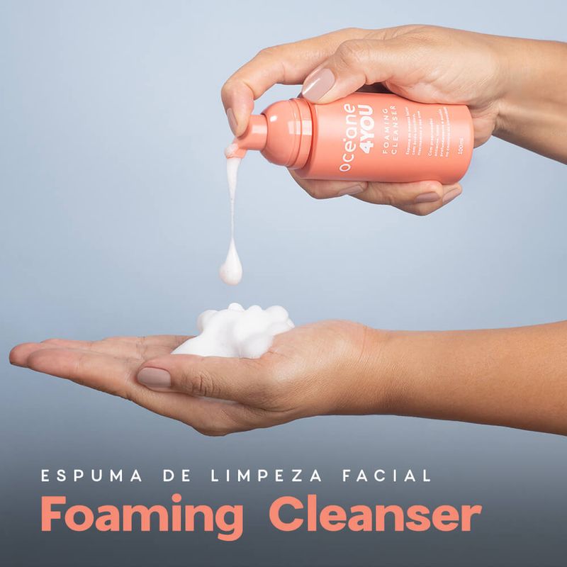 espuma de limpeza facial sendo aplicada