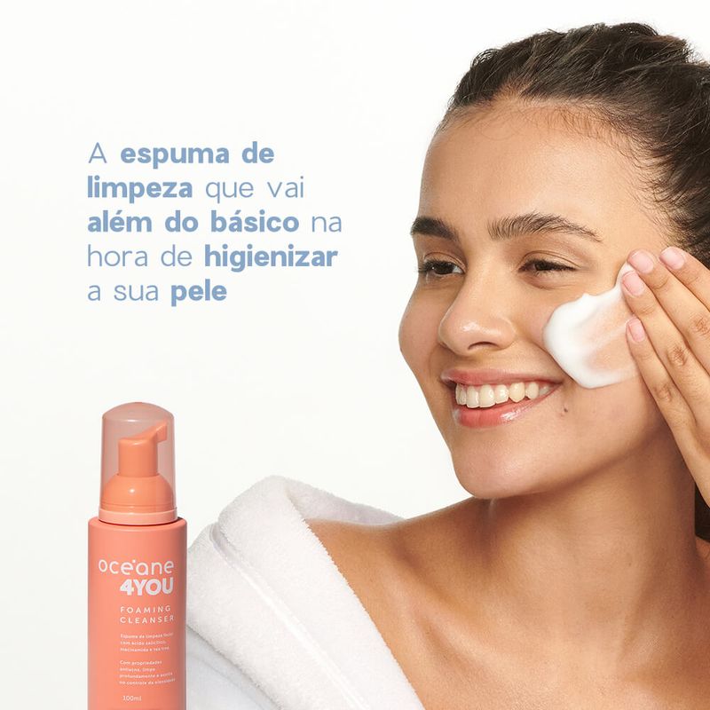 modelo aplicando a espuma de limpeza facial