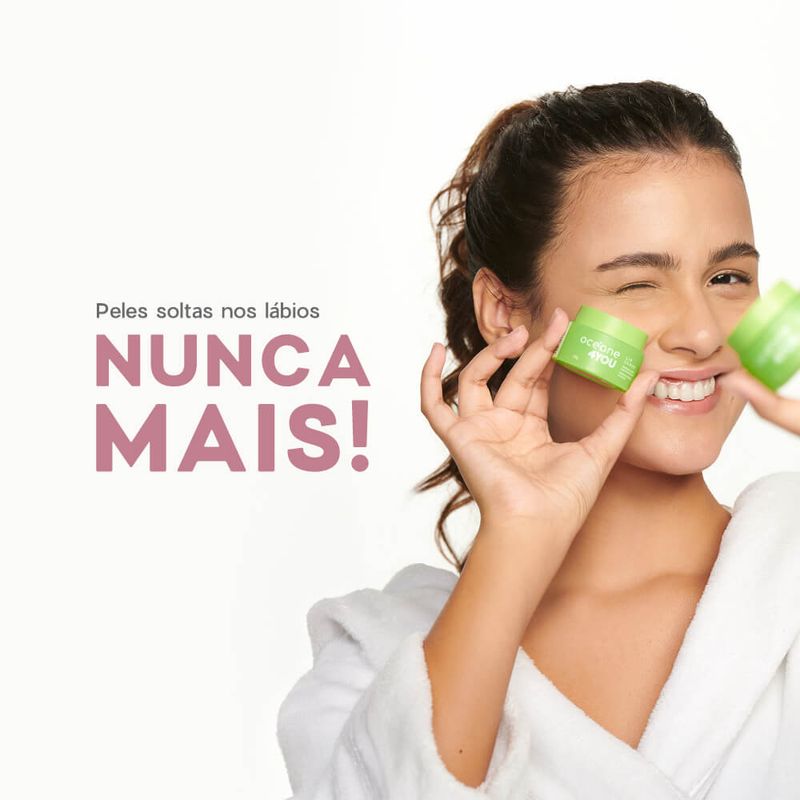 modelo-com-Esfoliante-Labial-com-Oleo-de-Coco--na-mao
