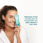 modelo com Hidratante Facial com Niacinamida e Ácido Salicílico  na mão