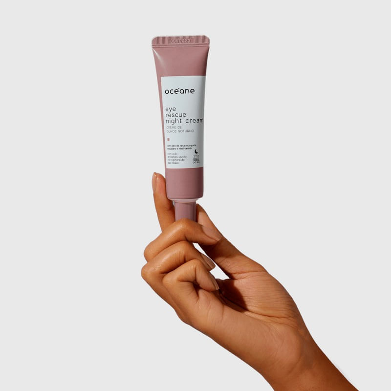 modelosegurandoEyeRescueNightCream