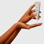 modelosegurandoEyeRescueDayCream