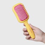 modelosegurandoJoyBrushAmarela