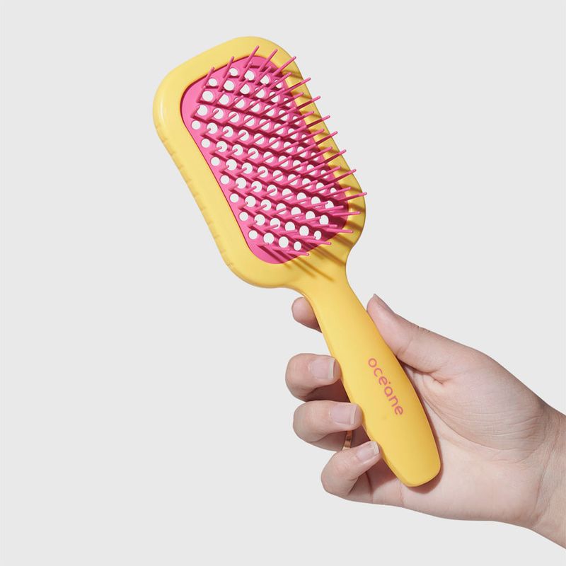 modelosegurandoJoyBrushAmarela