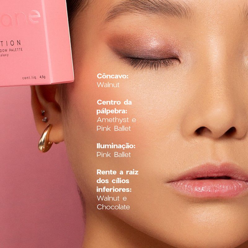 modelosegurando4EyeshadowPaletteGalaxyOceaneEdition