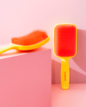 Banner Cabelos escovasOcéane, a foto mostra uma escova de cabelos desembaraçadora amarela neon brush.