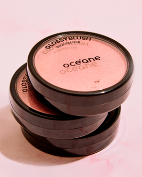 banner maquiagem rosto Océane, a foto mostra três unidades do blush cintilante glossy blush.
